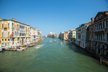 Obraz premium Venice, Italy, view of the city canal. Beautiful view of the old bridge in the evening.beautiful view of the Old Town
