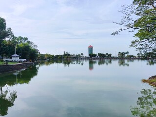 Obraz premium Lakeside Scene with Reflections at layang-layang park in pasir gudang johor