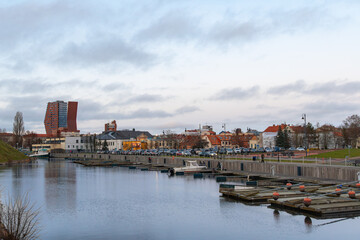 Naklejka premium Klaip?da Waterfront Skyline with Marina and Modern Building