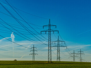 Hochspannungsmasten einer &Uuml;berlandleitung im Feld