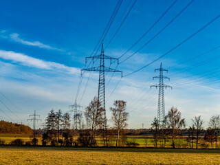Hochspannungsmasten einer &Uuml;berlandleitung im Feld