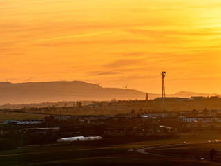 Funk und Sendemast in der Ferne bei Sonnenuntergang