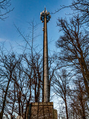 Funk und Sendemast im Wald