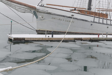 Obraz premium Empire Sandy tall ship in Toronto harbor during a snow storm on 2026-01-15 (Harbourfront Centre)