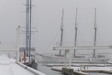 Obraz premium Empire Sandy tall ship in Toronto harbor during a snow storm on 2026-01-15 (Harbourfront Centre)