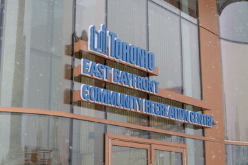 Naklejka premium sign outside East Bayfront Community Recreation Centre located at 261 Queens Quay E, during a snow storm on 2026-01-15 in Toronto