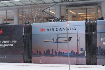 Naklejka premium streetcar ad wrap featuring Air Canada promotion in Toronto 