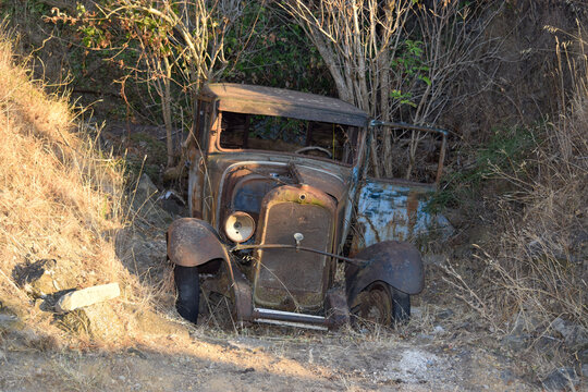 &eacute;pave de voiture ancienne, abandonn&eacute;e en pleine nature