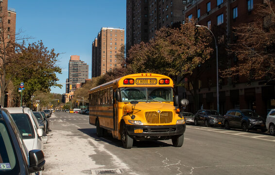 Nueva York, EEUU. 13 11 2019. Tr&aacute;fico y paisaje urbano de Manhattan en Nueva York. Autob&uacute;s escolar en la 5th Ave., desde la rotonda de Duke Ellington Circle.