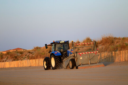Tracteur nettoyant les plages