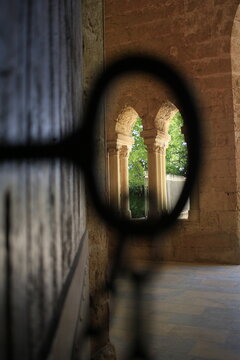 Vue sur les arcades de l'Abbaye Sainte-Marie de Valmagne