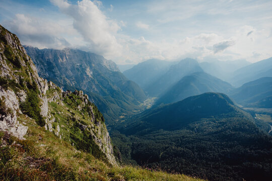 Blick vom Mangart-Sattel in Richtung Soča-Tal im Licht der Sp&auml;tnachmittagssonne, Slowenien, Julische Alpen