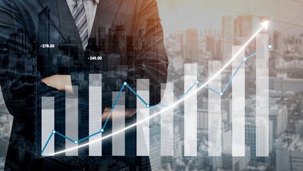 A businessman stands confidently with arms crossed, overlooking a financial growth chart. The graphic showcases upward trends, illustrating corporate success in a modern urban setting. Copula
