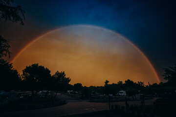 Epischer Regenbogen am Strand der Adria, in dem sich der Sonnenuntergang spiegelt, Istrien, Kroatien