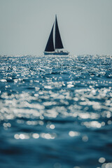 Segelboot auf dem glitzernden Meer vor der K&uuml;ste von Istrien, Kroatien