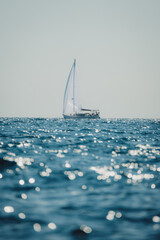 Segelboot auf dem glitzernden Meer vor der K&uuml;ste von Istrien, Kroatien