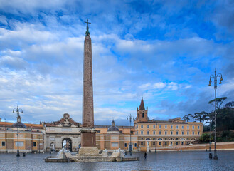 Obraz premium Glimpse of Valadier's Piazza del Popolo (People Square) in Rome, Italy: in the centre the Fontana dell'Obelisco (Obelisk Foutain) and in background the city gate of Porta del Popolo (People's Gate). 