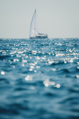 Segelboot auf dem glitzernden Meer vor der K&uuml;ste von Istrien, Kroatien