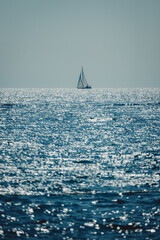 Segelboot auf dem glitzernden Meer vor der K&uuml;ste von Istrien, Kroatien