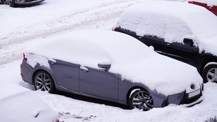 Zaparkowane samochody na parkingu pokryte grubą warstwą białego śniegu © tomo81