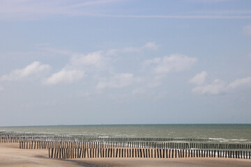 poteaux en bois sur la plage de sable de Sangatte dans le Pas-de-Calais au bord de la Manche en France en &eacute;t&eacute;