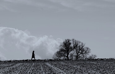 Mensch geht alleine spazieren