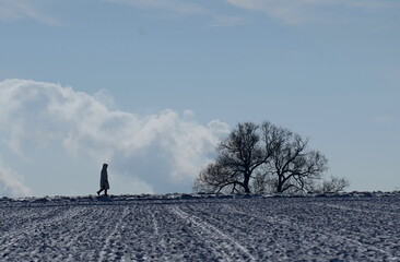 Mensch geht alleine spazieren
