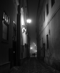 Ulice starego miasta w nocnym świetle latarni  © kubikactive