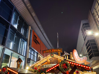 Obraz premium Christmas market at Manchester city center with illuminated wooden huts and festive decorations