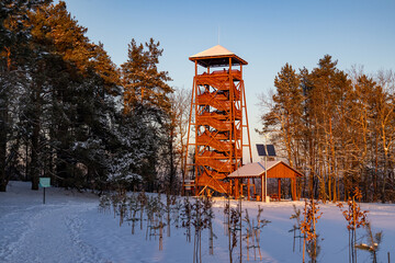 Wieża widokowa na skarpie w Gnojnie z panoramą rzeki Bug w województwie lubelskim © xkolba