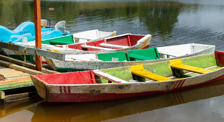 Obraz premium Traditional wooden canoes on a lake in Colombia