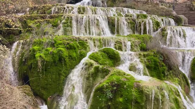 Tilt up de la cascada principal de Orbaneja del  Castillo Burgos