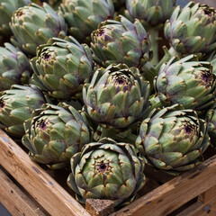 Obraz premium Image of a crate filled with fresh purple artichokes
