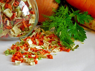 suszone warzywa, kolorowy susz warzywny, zielony koper i świeża marchew, dried vegetables