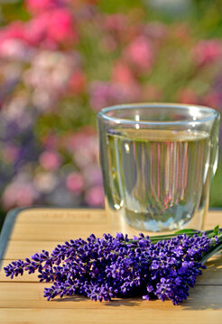 woda lawendowa w szklance, woda aromatyzowana lawendą w butelce, woda lawendowa w szklance na stole, lavender water in a glass bottle, lavender water in a glass bottle on the table,