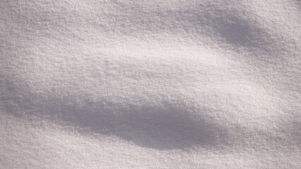 Biała, gruba pokrywa śnieżna pokrywająca całe zdjęcie z widocznymi naturalnymi wgłębieniami i górkami © tomo81