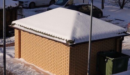 Śnieg na dachu wiaty śmietnikowej © tomo81