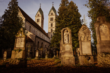 Kirche mit Türmen St. Peter in Straubing © Benedikt