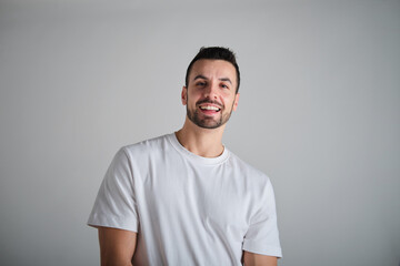 Obraz premium headshot of Caucasian adult man laughing in studio portrait
