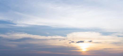 Obraz premium Beautiful morning or evening blue and orange sky with cloudy while sunsets or sunrises taken at the sea used as natural background texture