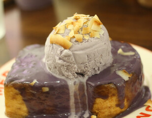 Toast with ice cream is delicious.