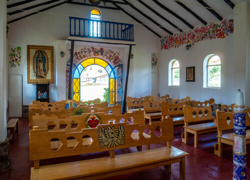 Fotograf&iacute;as diurnas de casas tradicionales andinas y una iglesia hist&oacute;rica en Maras, ubicado en el Valle Sagrado de los Incas, Per&uacute;. Las im&aacute;genes muestran la arquitectura peruana aut&eacute;ntica, el patrimo