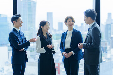 ビジネスパーソン　立ち話　打ち合わせ © taka