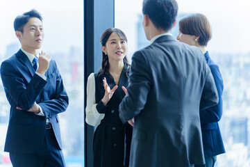 ビジネスパーソン　立ち話　打ち合わせ