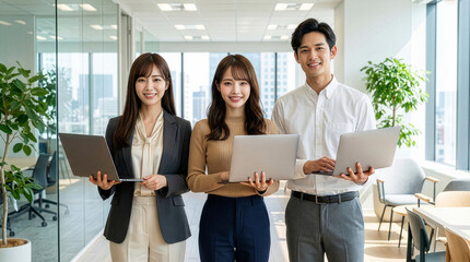 ノートパソコンを抱える若い男女の会社員