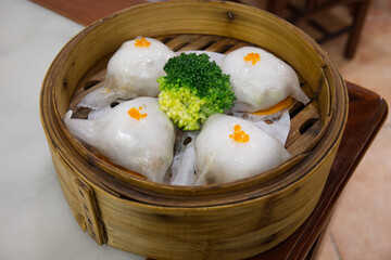 蒸籠に並ぶ海老餃子と彩り野菜の点心盛り合わせ