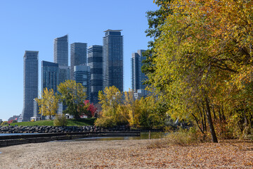 Obraz premium Etobicoke waterfront skyline during autumn with colorful trees