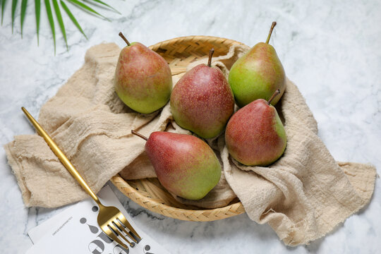 Fresh Xinjiang Yali Pears On Minimal Background