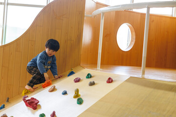 室内遊具で遊ぶ男の子