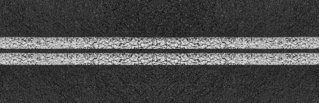 Bandes blanches sur asphalte 